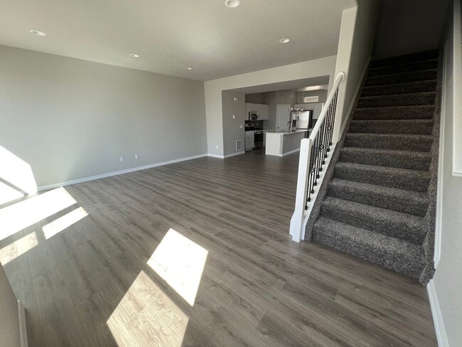 Building Photo - Immaculate Townhome Close to Woodmen and P...