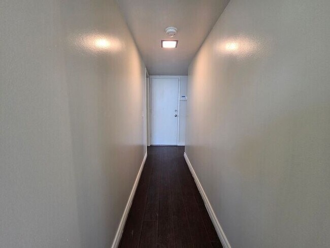 Building Photo - New Listing!