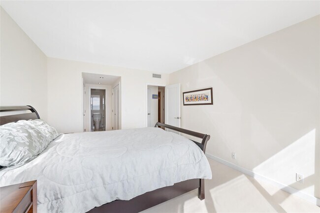 Building Photo - 3800 Galt Ocean Dr