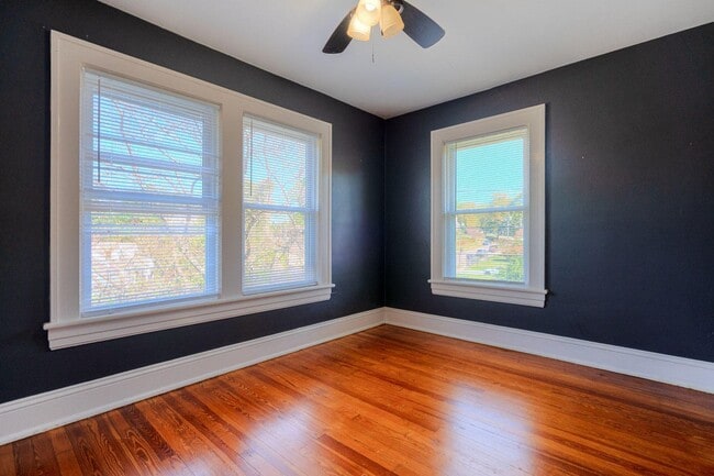 Building Photo - Grandin Court Foursquare convenient to SW City & SW Co!