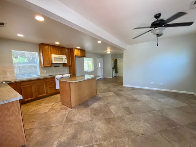 Building Photo - Charming 2 Bedroom Westside Petaluma Bungalow