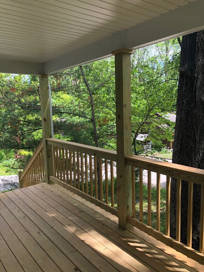 Building Photo - 2 bedroom, 1 bath House: Available August 2025!