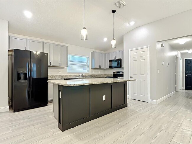 Building Photo - 3040 Lakes Crest Ave