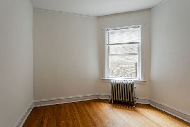 Building Photo - Albany Park - 2 Bed / 1 Bath - Heat Included