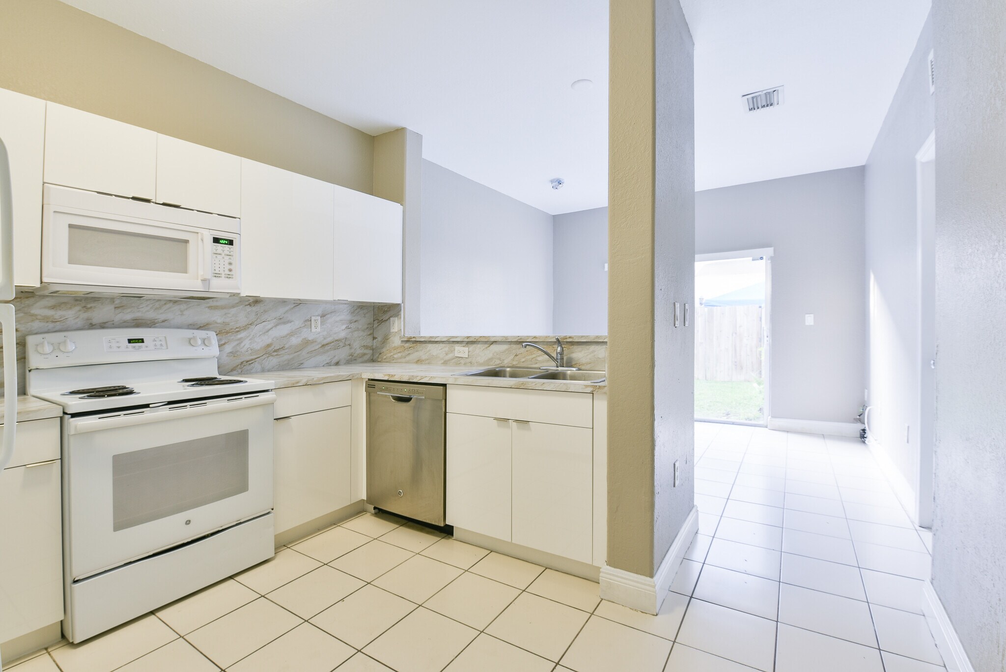 Building Photo - 1663 SE 29th St # 109