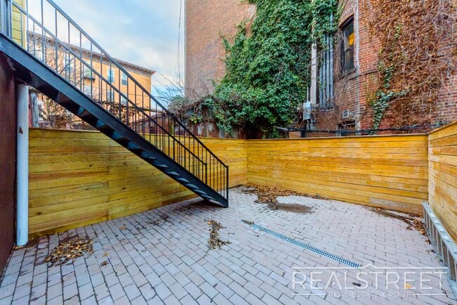 Building Photo - Magnificant Brownstone Triplex in Crown He...