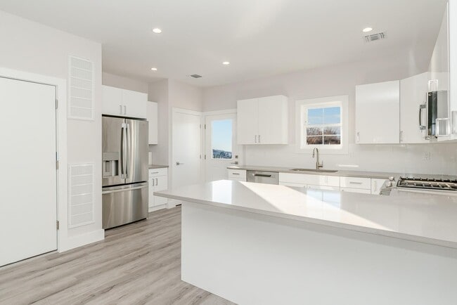 Building Photo - 2818 Ocean Ave