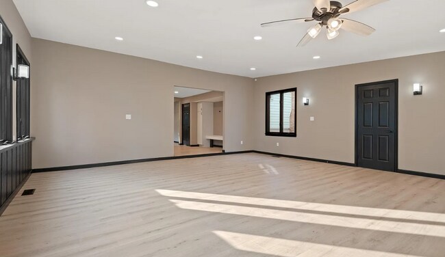 Building Photo - Spacious 3 bedroom home