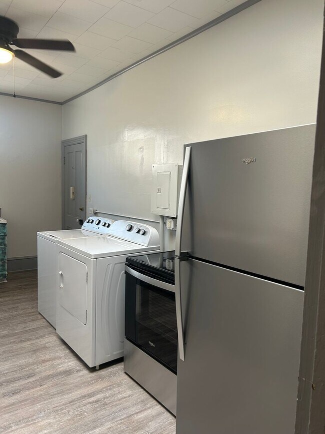 Building Photo - 27 W Seminary St