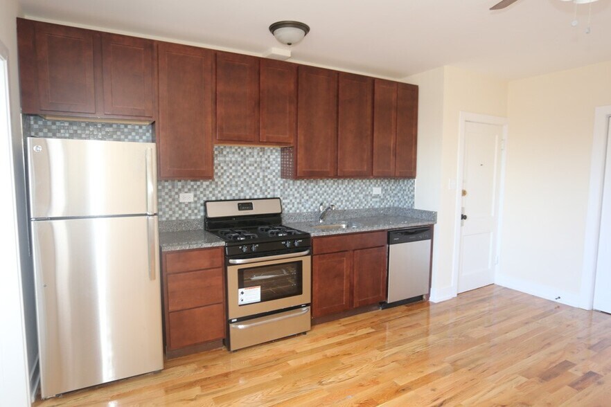 Building Photo - 852 W Diversey Pkwy