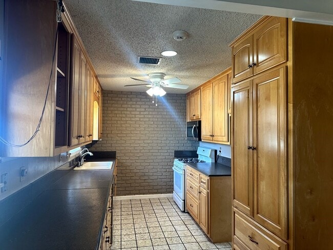 Building Photo - 3009 Bonham Ave