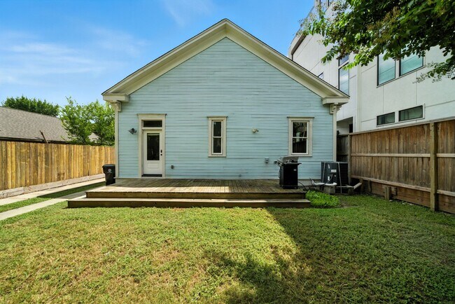 Building Photo - 1616 Alamo St