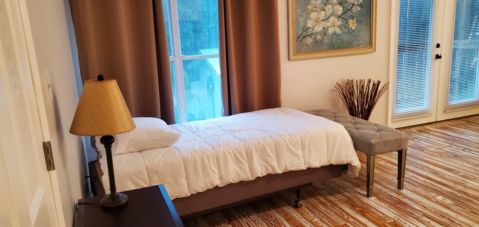 queen bed - 6542 Sherry Ln