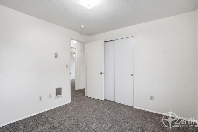 Building Photo - 16113 NE 4th Way