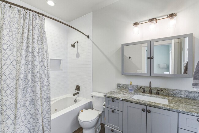 Building Photo - Bright & Spacious 4-Bedroom Haven Just Minutes from Leavenworth Village