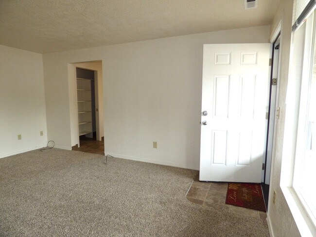 Building Photo - Rent Special: 1/2 Off July's Rent!! Ground Level 1 Bedroom 1 Bath W/ AC
