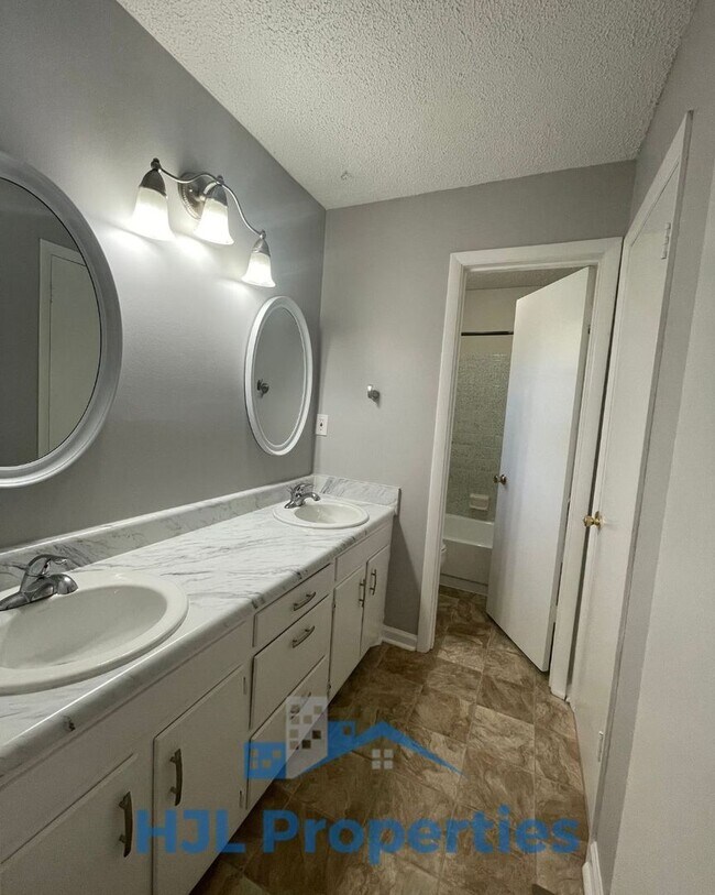 Building Photo - Beautiful Donelson Home!