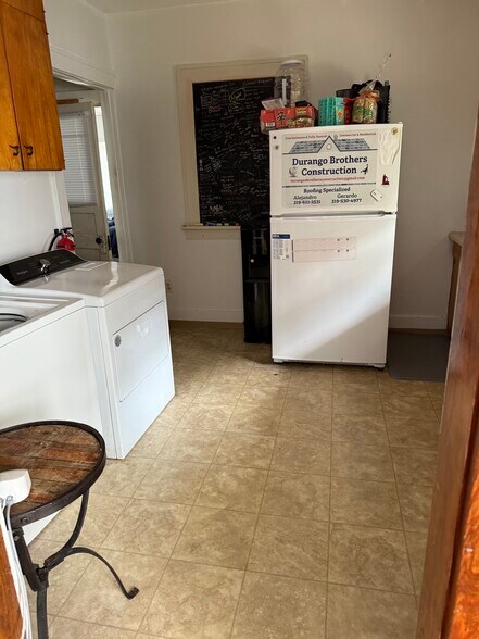 Main floor kitchen - 670 S Governor St