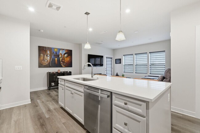 Building Photo - Move right into this immaculate, nearly new 2-bedroom, 2-bath condo offering modern finishes and ...