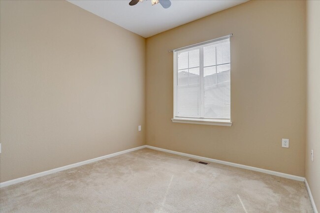 Building Photo - 2 Bedroom, 2.5 Bathroom townhome in the Th...