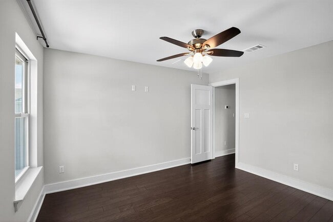 Building Photo - 10624 Lake Park Dr