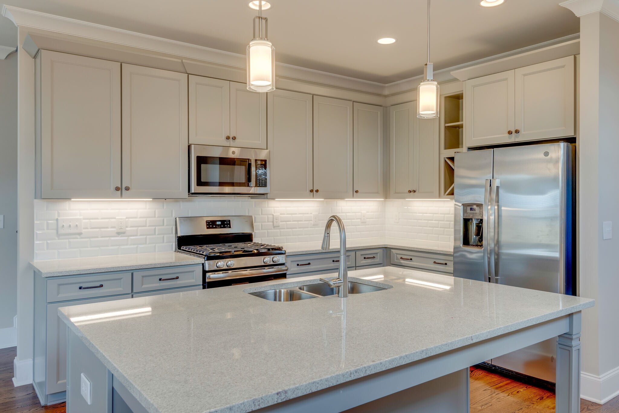 Granite counter top with deep sink - 562 Stevenson St