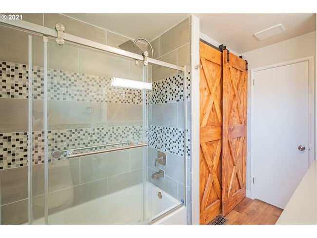 Building Photo - Gorgeous 3 Bedroom Remodel in Highly Desir...