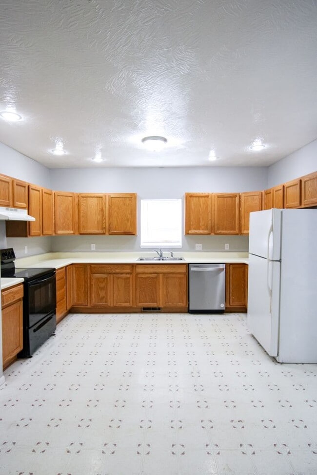 Building Photo - **Spacious 3 bed 2 bath w/ Fenced In Back ...