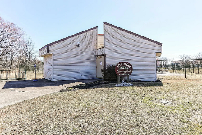 Building Photo - 810 Charlotte Way