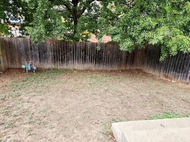 Building Photo - Affordable duplex in convenient location!