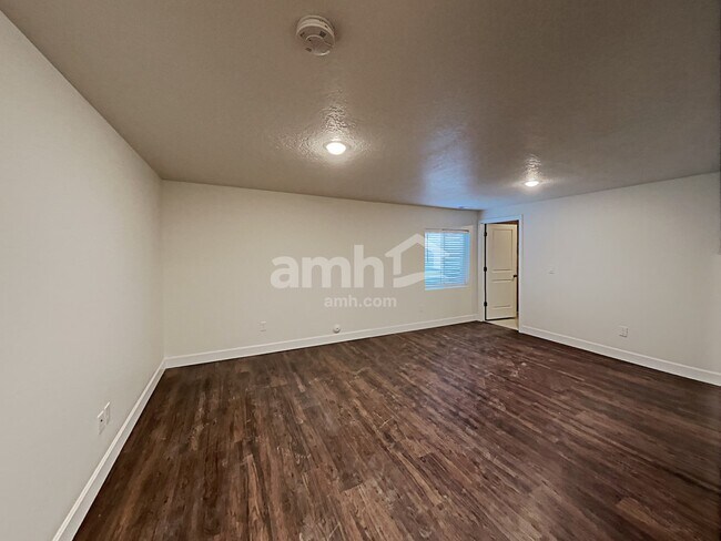 Building Photo - 2431 E Frontier St