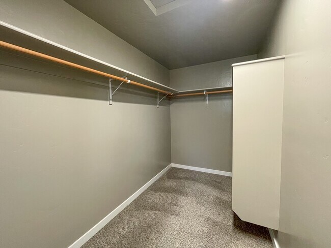 Building Photo - 2592 E Blackstone Dr