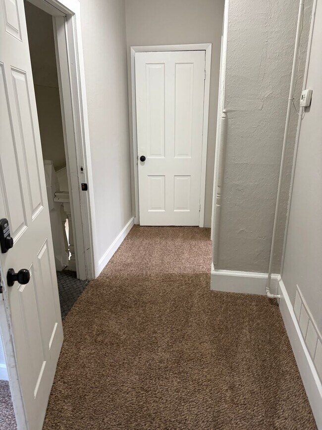 Building Photo - 818 N Corona St