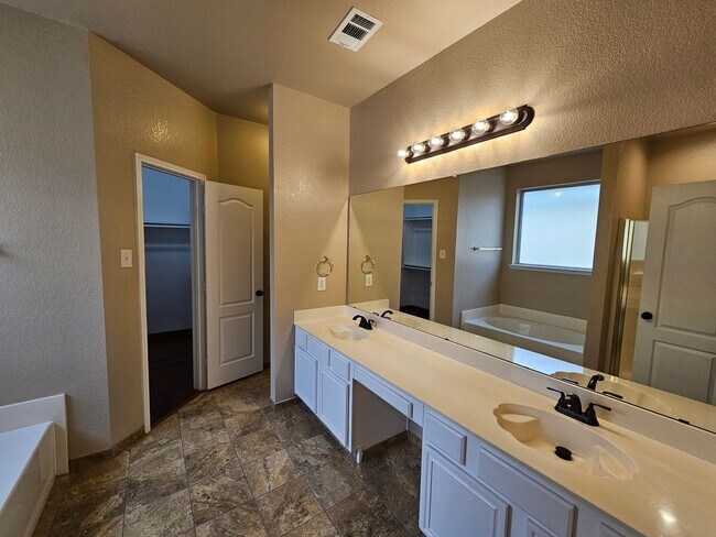 Building Photo - Spacious & Inviting 6-Bedroom Cedar Hill Home – Perfect for Your Next Move