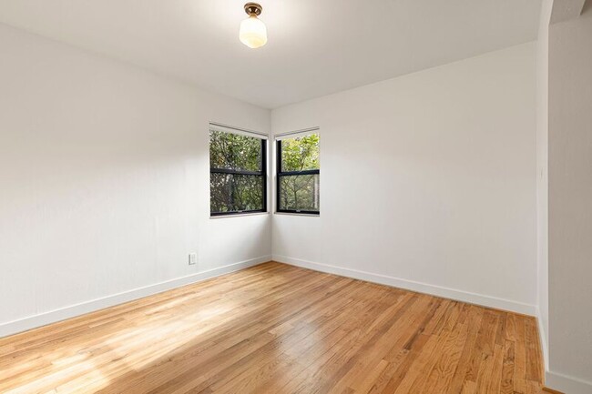 Building Photo - 5117 SW Lowell St