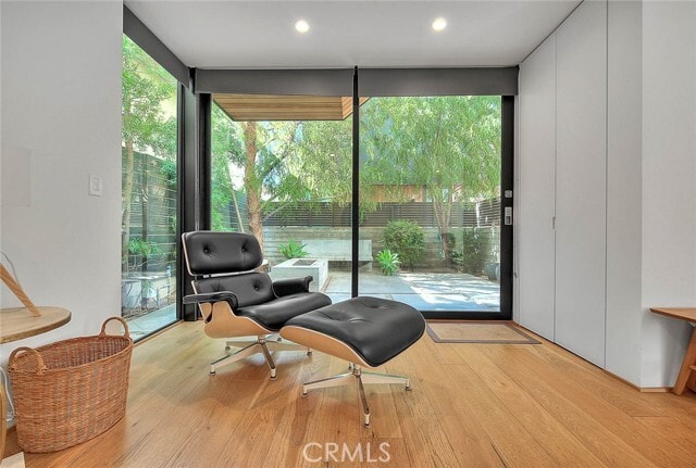 Building Photo - 1825 N Kenmore Ave