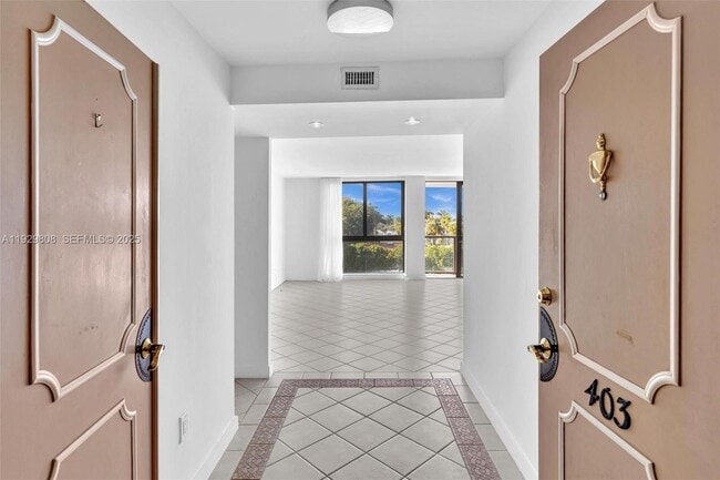 Building Photo - 9800 W Bay Harbor Dr