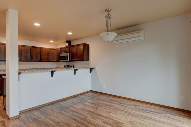 Building Photo - Conveniently Located 3 Bedroom Townhouse