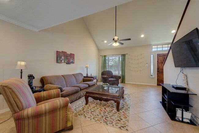 Building Photo - Beautiful Duplex with 5 Bed, 4 Bath Right ...