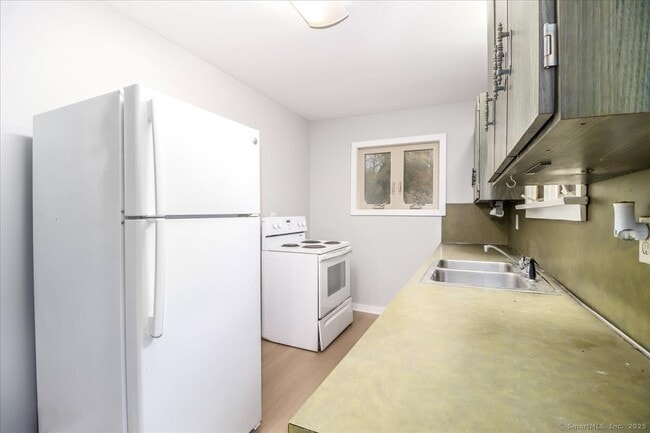 Building Photo - 381 Litchfield Rd