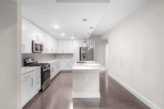 Building Photo - 1825 N San Jacinto Street Unit 641