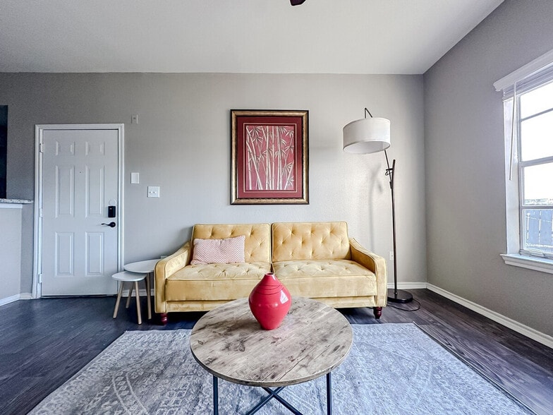 Building Photo - 6225 Saratoga Blvd