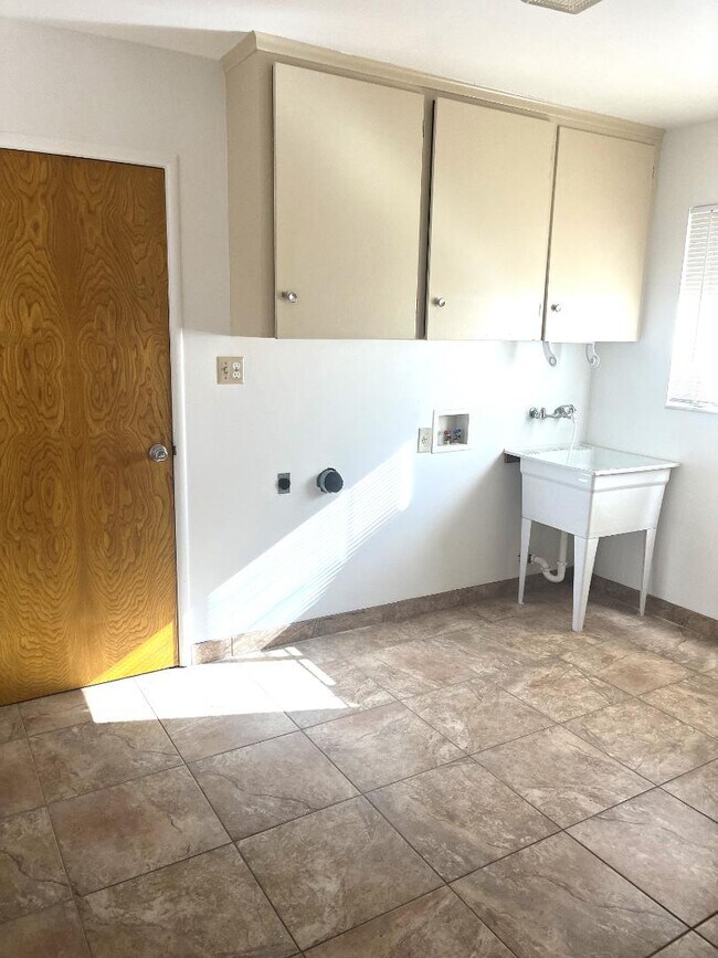 Building Photo - 7731 Filice Dr