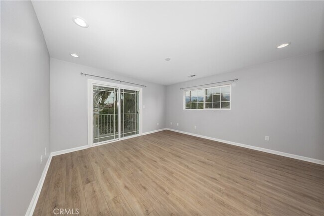 Building Photo - 642 N 6th Ave