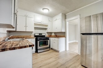 Building Photo - Freshly Updated 3 Bedroom House