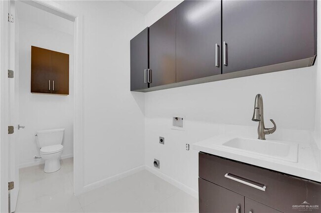 Building Photo - 18 Redbud Ave W