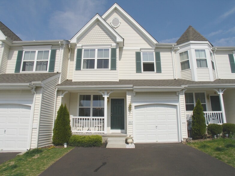 Primary Photo - 227 Hamilton St