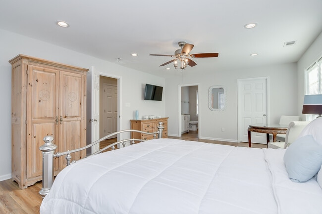 Building Photo - 4117 Knollcrest Cir N