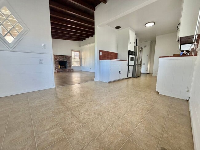 Building Photo - Spacious 3BD Manhattan Beach Home with Brand New Flooring, Large Den & 2-Car Garage