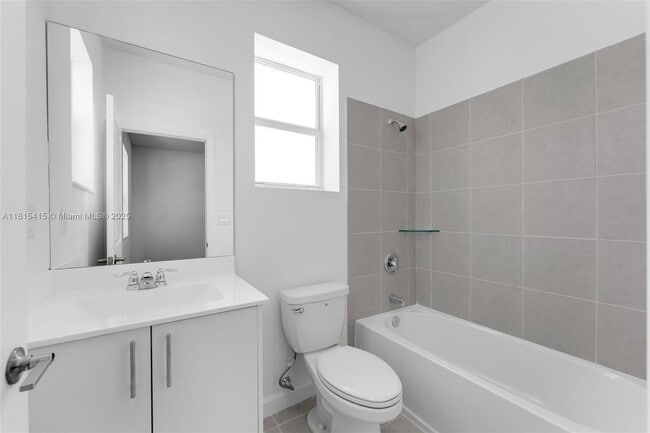 Building Photo - $2400 2803 SE 26 Ave # 2803